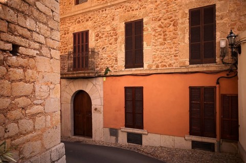 Alley, facade, house wall, ochre-coloured, Alaró, Calvià, Majorca, Balearic Islands, Balearic