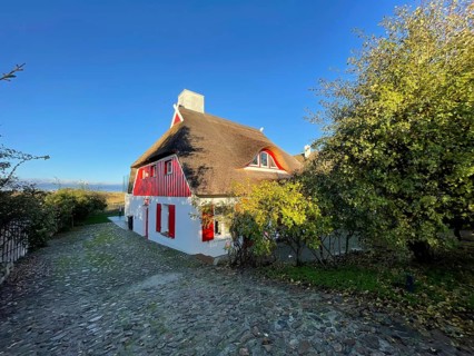 Künstlerdorf and Baltic resort Ahrenshoop, architecture, tradition, houses with thatched roofs,