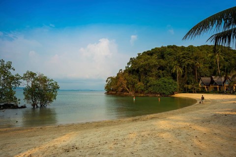 Picturesque beach with coconut palms and huts, Klong Son Beach, Ko Chang, Koh Chang, Mu Ko Chang