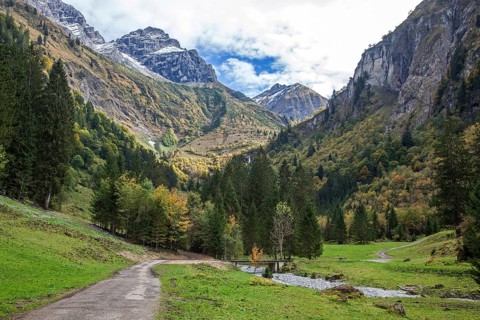 Oytal, on the right Oybach, behind mountains of the Allgäu Alps, near Oberstdorf, Oberallgäu,