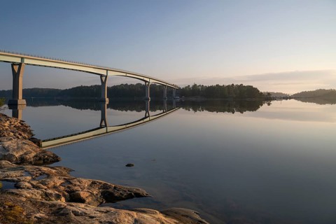 Morning atmosphere, Lövö bridge reflected in the water, Kasnäsintie, Falkö Fjord, Kasnäs, Hitis
