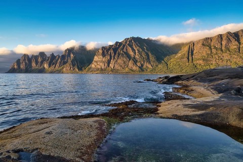 Coastal section Tungeneset, Devil's Teeth, Okshornan mountain range, Senja, Troms, Nord-Norge,