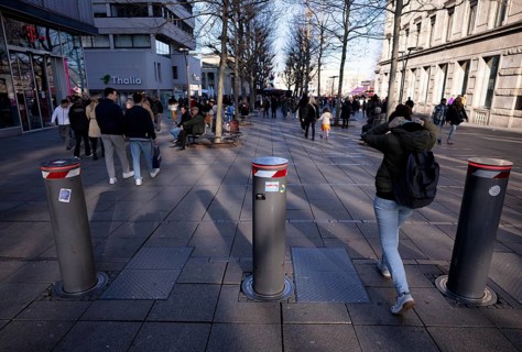 Automatic street bollards, bollards, pedestrians, pedestrian zone, Königsstraße, Stuttgart,