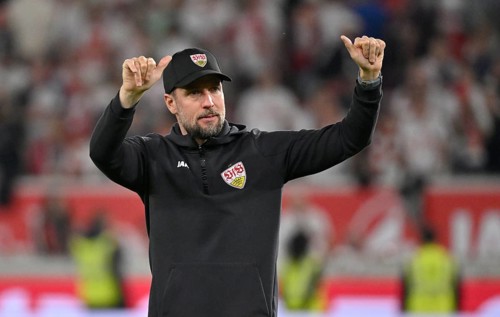 Coach Sebastian Hoeneß VfB Stuttgart gesture thanks Stuttgart fans for support, thumbs up,