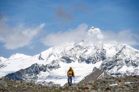 Mountaineers in front of the glaciated and snow-covered summit of the Großglockner, Wiener