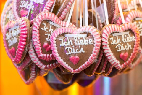Gingerbread hearts with icing in the shape of a heart, decorated with pink and white, bearing the