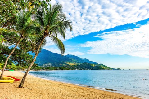 Beach in the urban area of ??Ilhabela on a summer day, Ilhabela, Sao Paulo, Brazil