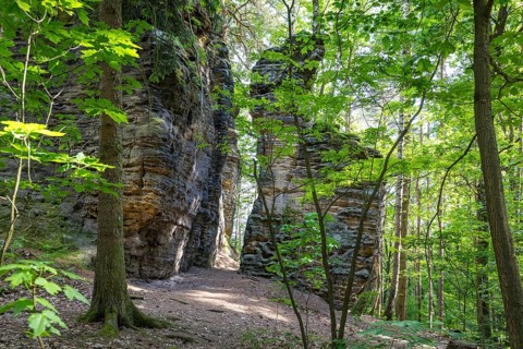 Bizarre rocks on the hiking trail to Kleiner Bärenstein, Saxon Switzerland, Saxony, Germany