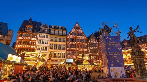 Thousands of people enjoy the idyllic ambience of the Frankfurt Christmas market on the Römerberg
