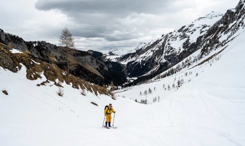 Ski tourers ascending from the Iffigtal to the Wildhornhütte, snow-covered mountain landscape,