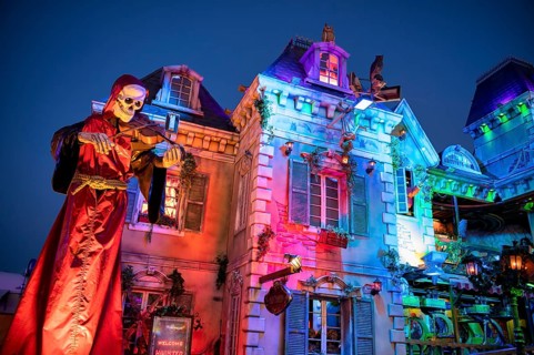 Haunted Mansion, neon lighting, blue hour, Cannstatter Wasen, funfair, spring festival, folk