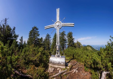 Summit cross on the Eibleck with a view of the Ochsenberg, Osterhorn group, Salzkammergut, Salzburg
