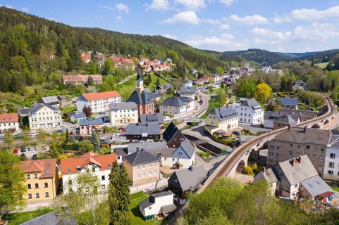 Town view with church Zur heiligen Dreifaltigkeit and single-track viaduct of the Weißeritztalbahn,