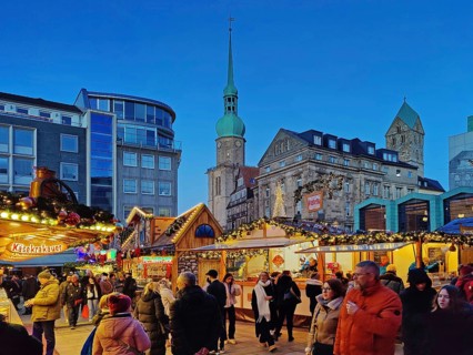 Christmas market on the Old Market Square with the Reinoldi Church and St Mary's Church in the