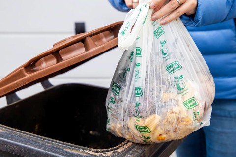 Organic waste: An organic waste bag is thrown into an organic waste bin. Organic waste bags are no