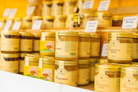 Market stall with numerous honey jars in different varieties and sizes, Sindelfingen, Germany