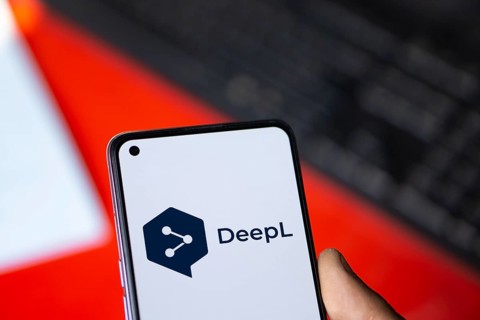 deepl logo is displayed on smartphone
