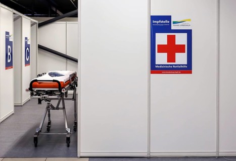 A stretcher is available at the medical emergency aid centre in the Schönefeld vaccination centre,
