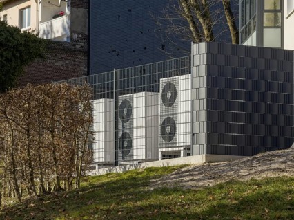 Three heat pumps as a cascade behind a privacy screen in Remscheid, Germany