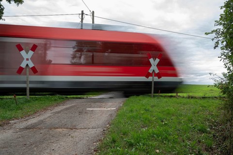 Passing Gräfenberg railway, single-track branch line, at the unrestricted level crossing,