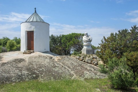 Guard shack and bust of Giuseppe Garibaldi at his home Casa Bianca, Isola Caprera, Arcipelago di La