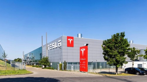 Standstill at the largest Tesla pick-up centre in Europe. Tesla's sales crisis is making itself