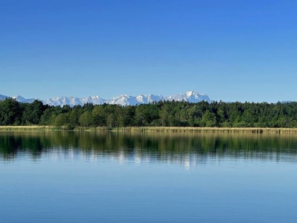 Wooded shore on Lake Starnberg with a view of the Zugspitze massif, Bavaria, Germany