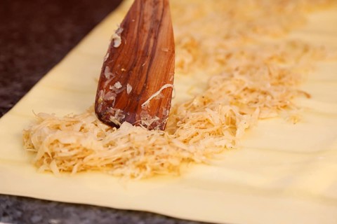 Swabian cuisine, preparation of Krautkrapfen, Swabian Mehlsäck, raw pasta pancakes filled with