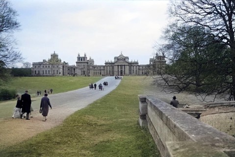 Walkers on the driveway to Blenheim Castle, Woodstock, Oxfordshire, England, UK 1956