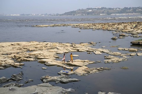 Women at the Congo River near the Malebo Pool, formerly Stanley Pool, Brazzaville, Republic of