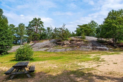 Idyllic resting place and rocky forest landscape on the shore of Stora Alljungen, a lake near