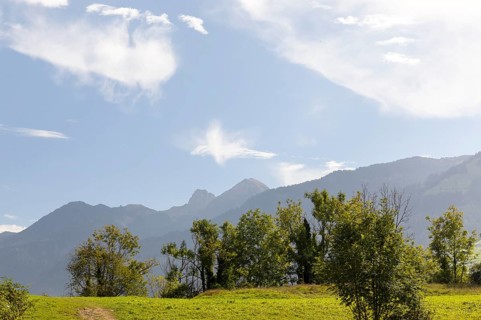 Small plateau at the Strahlegg castle ruins above Lake Walen, with the mountains to the south in