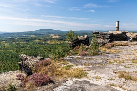 Triangulation column on the Großer Zschirnstein, in the background the Großer Schneeberg,
