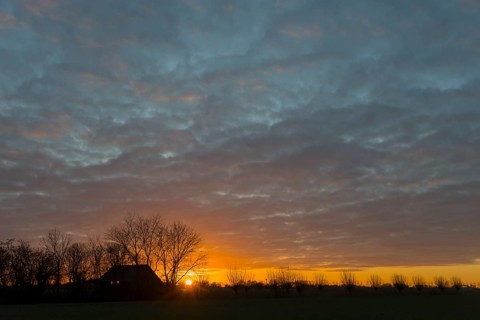 Sunset, sky on fire, house on the Dijkweg, Holwierde, Eemsdelta, Groningen, Netherlands