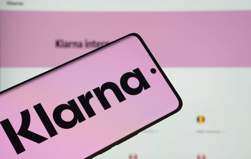 The logo of the klarna is displayed on a smartphone screen, and the website klarna is visible on a