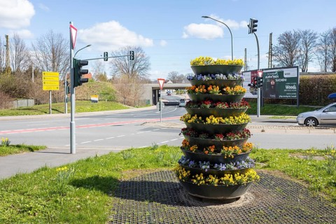 Cascading plant pot with spring planting on Dresdner Straße, corner of Am Güterbahnhof, railway