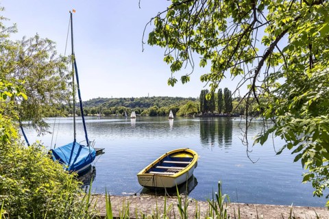 Sailing boats on the water. The Max-Eyth-See in Stuttgart is an artificial lake directly on the