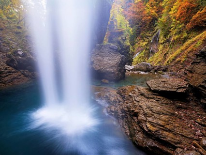 Waterfall mountain list in autumn-colored surroundings, Linthal, Klausenpass, Canton of Glarus,