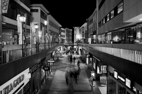 Night view, Schulstraße, also Freßgasse, people, movement effect, blurred, black and white,