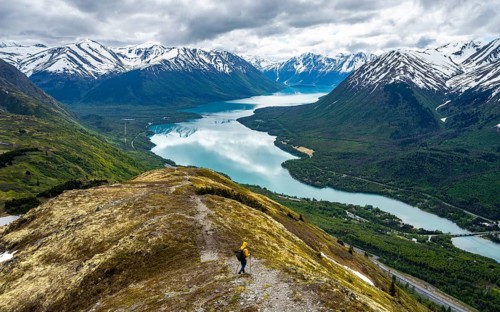 Climbers on a hiking trail on Slaughter Ridge, views of snowy mountains in spring and turquoise