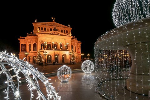 The Old Opera at dusk, in front of it the Christmassy decorated and illuminated Lucae-Brunnen,