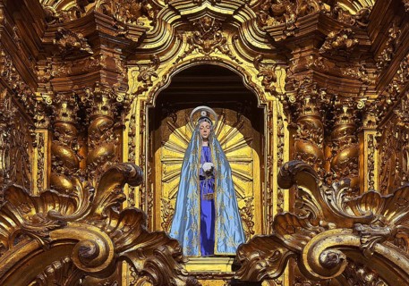 Lattice door in Rococo Talha Dourada in front of the Nossa Senhora da Soledad chapel by Francisco