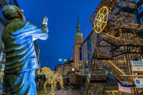 Light installation Förderturm with Bergmann and the Reinoldi Church at Dortmund's Christmas market