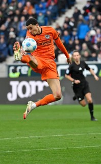 Hugo Ekitike Eintracht Frankfurt SGE (11) Action on the ball Referee Sascha Stegemann PreZero