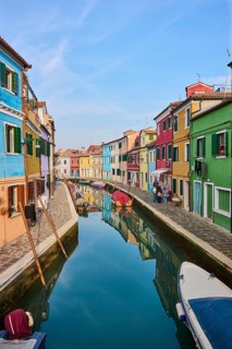 Colorful houses beside the waterway in between 'Fondamenta Pontinello Sinistra' and 'Fondamenta