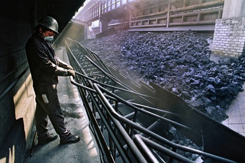 Gelsenkirchen, DEU, 12.04.1995 - Workers at the Hassel coking plant in Gelsenkirchen. In 1999, the