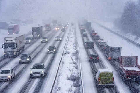The onset of winter in North Rhine-Westphalia, heavy snowfall, A3 motorway near Hilden, near