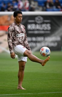 Joel Chima Fujita FC St. Pauli (16) always juggles the ball barefoot in front of the start of the