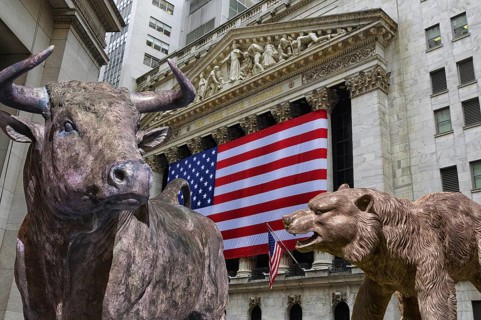 Symbolic image of stock market, bull and bear, rising and falling prices, New York Stock Exchange,