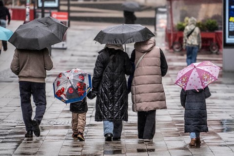 Passers-by in a pedestrian zone, Kettwiger Straße, rainy weather, city center, Essen, North